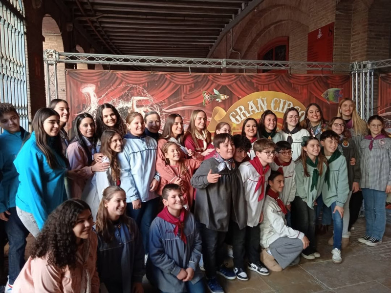 el diumenge vam tindre la nostra cita nadalenca amb  la  agrupacreucober i amb el circ  grancircowow   va ser una vesprada molt divertida    el domingo tuvimos nuestra cita navidena con la  agrupacreucober  y c  2 