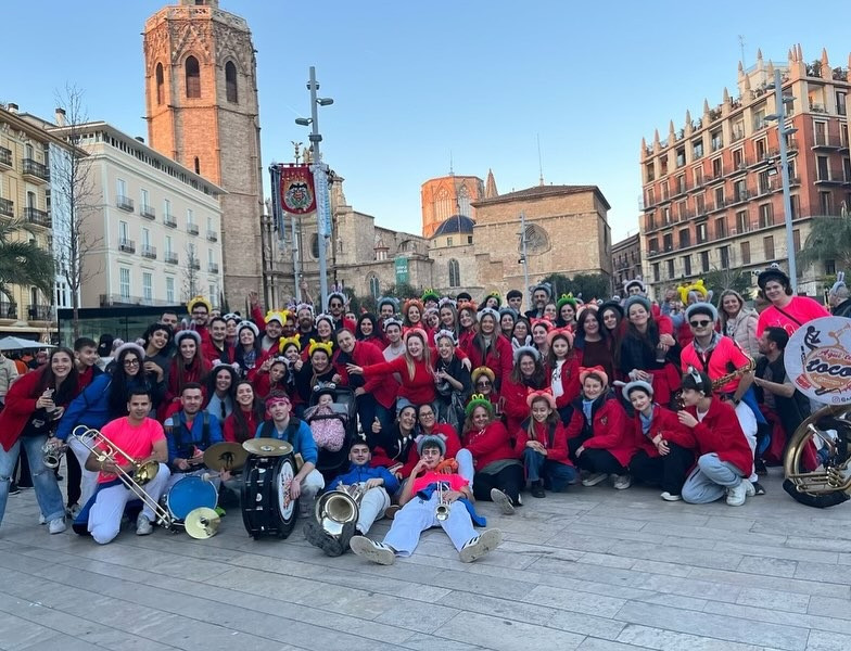 ja estem en falles    ahir vam passar un dia en gran per a donar li la benvinguda a les falles 2025  al mati macrodesperta  partit de futbol i recarrega de piles amb un cinque i tapa. per a menjar unes paelles riqu