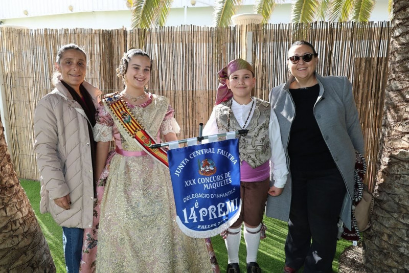 dissabte al mati gara i pablo van acudir a arreplegar el catorze premi de  jcf falles del concurs de maquetes   i a la vesprada els nostres infantils van gaudir del berenar de la  agrupacreucober  on tambe es va ga