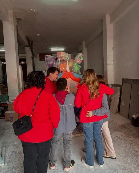 el dissabte al mati vam estar pels tallers dels nostres artistes fallers  fallesjrlisarde  canetestudi   que ganes tenim de veure les plantades    el sabado por la manana estuvimos por los talleres de nuestros   2 