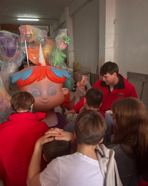 el dissabte al mati vam estar pels tallers dels nostres artistes fallers  fallesjrlisarde  canetestudi   que ganes tenim de veure les plantades    el sabado por la manana estuvimos por los talleres de nuestros   3 