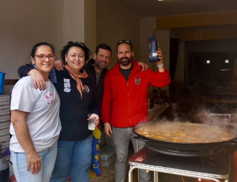 ja estem en falles    ahir vam passar un dia en gran per a donar li la benvinguda a les falles 2025  al mati macrodesperta  partit de futbol i recarrega de piles amb un cinque i tapa. per a menjar unes paelles   4 1