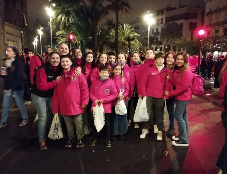 ja estem en falles      ahir vam passar un dia en gran per a donar li la benvinguda a les fall  1 