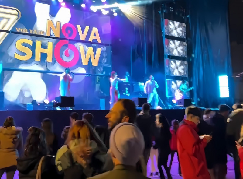 nova show upscayl 2x digital art 4x  maximo ancho 2400 maxima altura 1800 